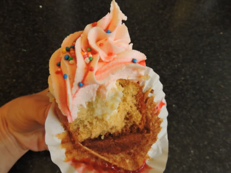 When you gotta bring 'em to the yard... Strawberry #Milkshake Cupcakes! 🥛 😍 Damn right, they're better than yours 😉 ow.ly/1Vp530gmkuB