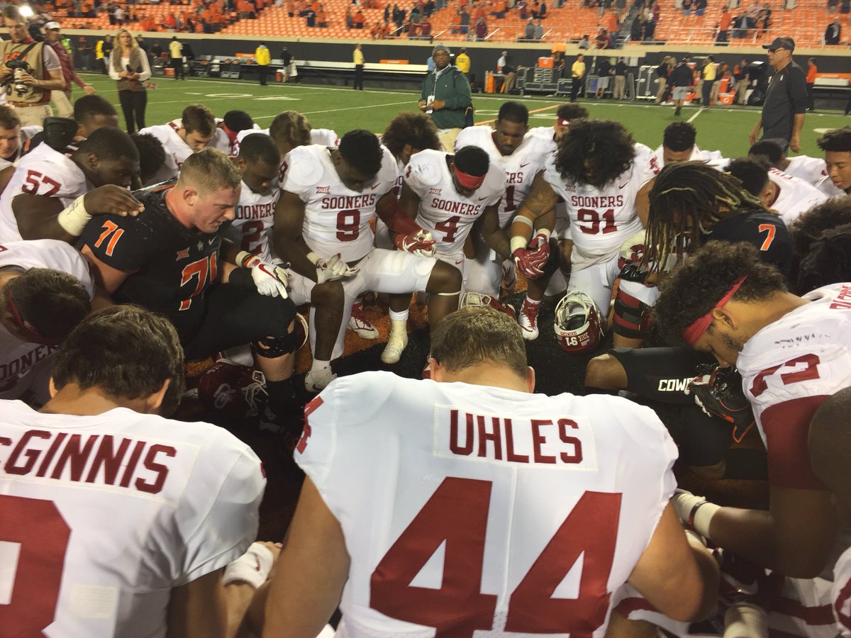 OUFCA1's tweet photo. Players coming together to Give God the Glory! #Influence #FaithFamilyFB https://t.co/KDFunVHn3u