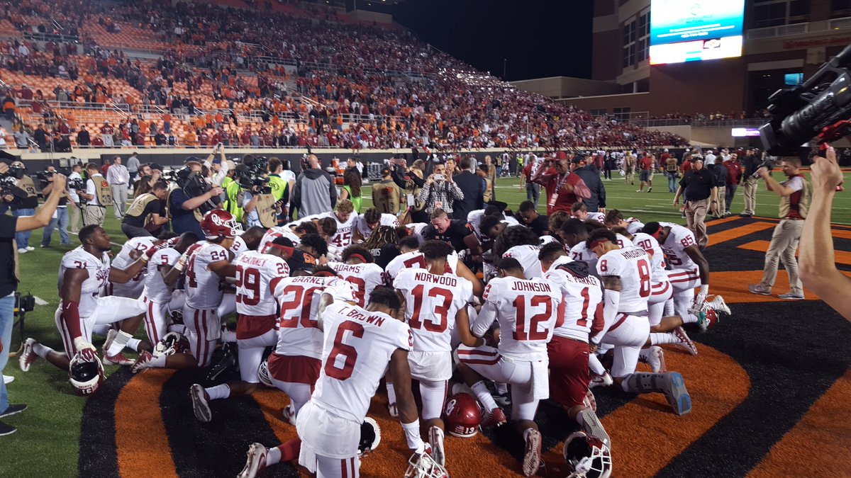 OUFCA1's tweet photo. Players coming together to Give God the Glory! #Influence #FaithFamilyFB https://t.co/KDFunVHn3u