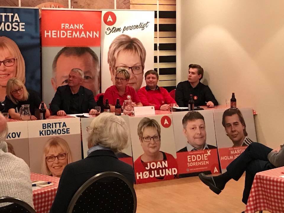 joanhoejlund's tweet photo. En god aften med valg cafe på bryghuset god debat og en masse spørgsmål https://t.co/rVxSnatrEw