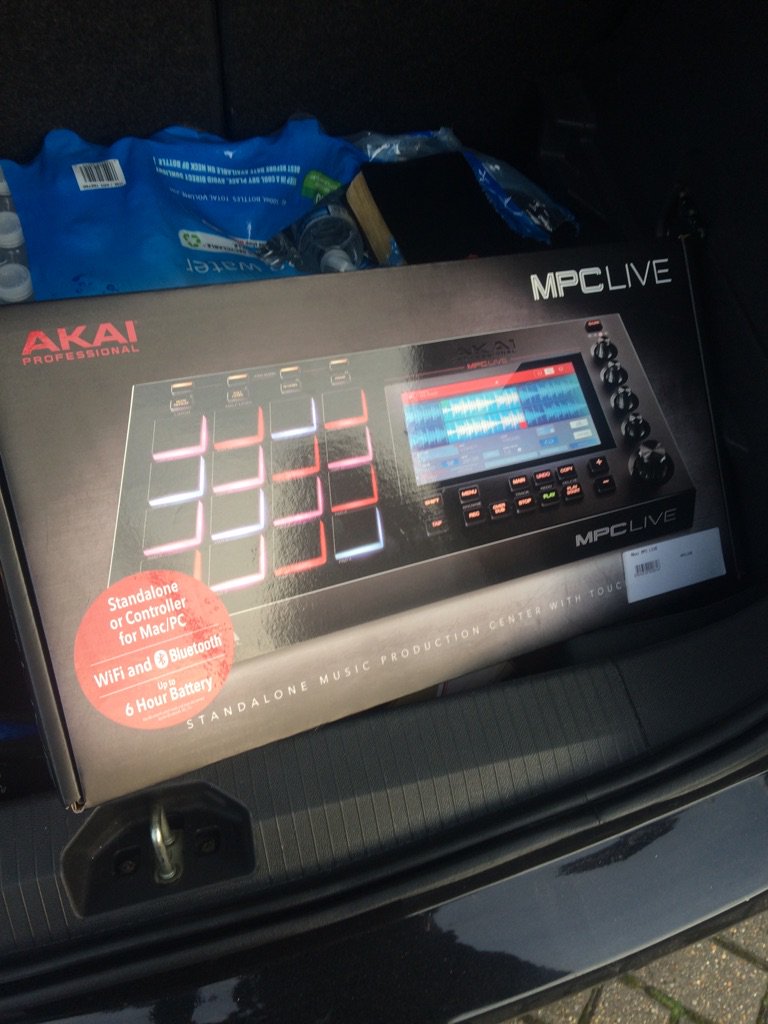 greensuit7's tweet photo. Back in pursuit of that lost #art 😏#akai #mpclive https://t.co/GtN7GOE4RC