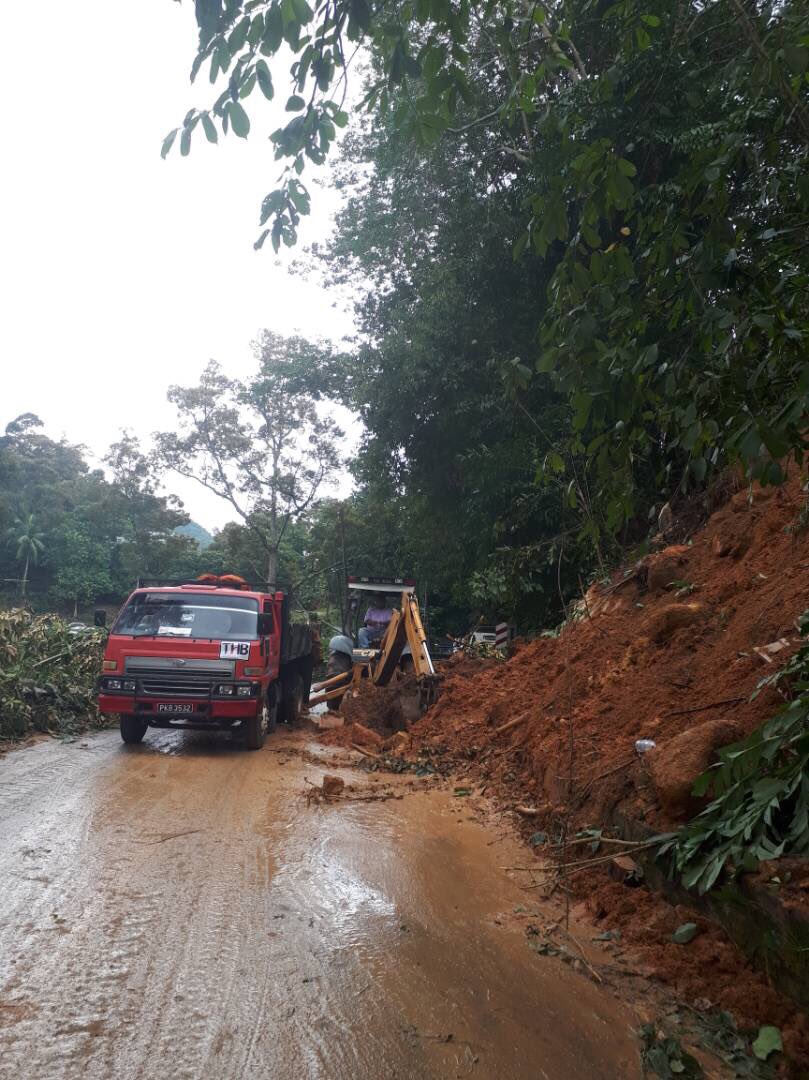 THBM_HQ's tweet photo. @JKR_BaratDaya @JKRPulauPinang @irahmadredza @JKRMalaysia @RoslanMdTaha @MOWorks @PetraJayaMP @saranidollah @norehamohd 051117 - kini - kerja pembersihan tanah runtuh dan pokok tumbang masih diteruskan di lokasi ini ketika ini @MejIrTajul @CerunJKR https://t.co/JCax5Fxcz8