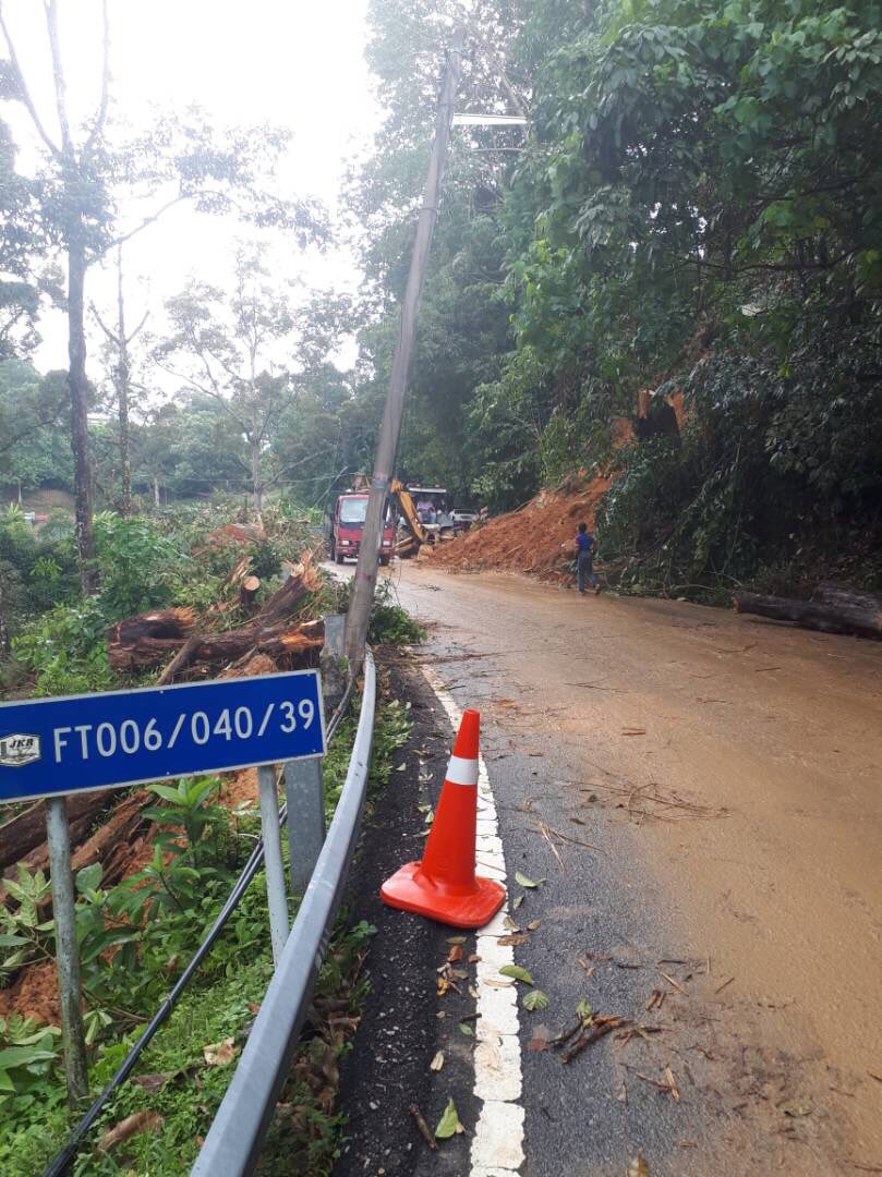 THBM_HQ's tweet photo. @JKR_BaratDaya @JKRPulauPinang @irahmadredza @JKRMalaysia @RoslanMdTaha @MOWorks @PetraJayaMP @saranidollah @norehamohd 051117 - kini - kerja pembersihan tanah runtuh dan pokok tumbang masih diteruskan di lokasi ini ketika ini @MejIrTajul @CerunJKR https://t.co/JCax5Fxcz8