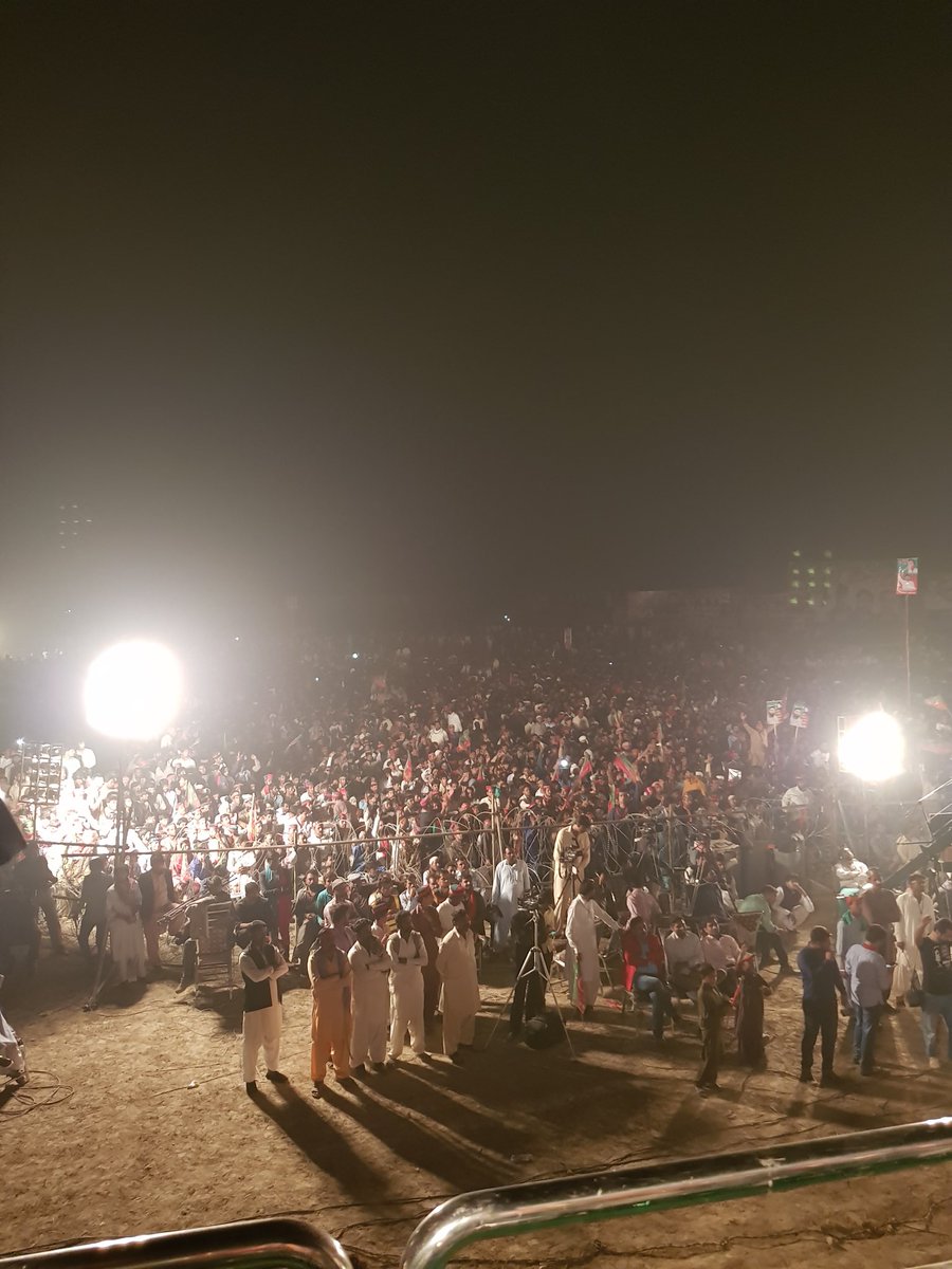 MalikMuzafarPTI's tweet photo. How will N league ever compete with pti junoon, where thousands of ppl wait for more than 8 hours just to see their leader
#DhurKotKaptaanDa https://t.co/5hQdYrAU35
