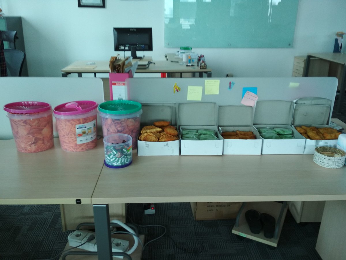 infoefaktur's tweet photo. Setelah registrasi di meja pendaftaran, tiap peserta #WorkshopEfaktur akan mendapatkan makan siang dan notes. Ada juga snack untuk cemilan 😀 https://t.co/b0MquK9klr