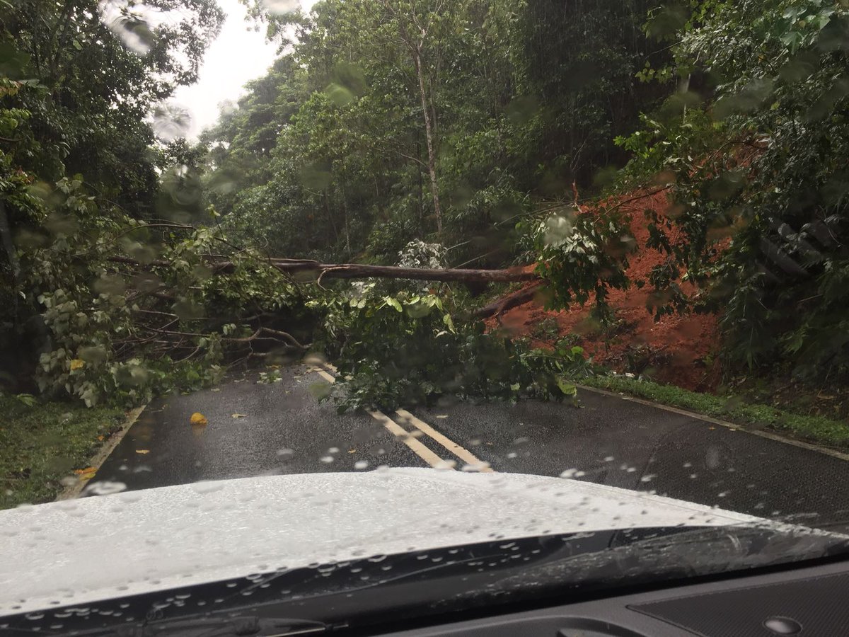 JKRHuPk's tweet photo. Tanah runtuh dan pokok tumbang di Sec 4 - 6 Jalan Sumpitan - Ijok, kerja pembersihan sedang dijalankan. @JKRMalaysia @JKRPERAK https://t.co/zwmLeAdcJw