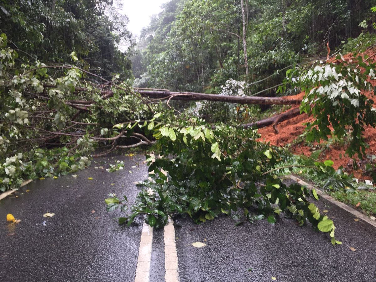 JKRHuPk's tweet photo. Tanah runtuh dan pokok tumbang di Sec 4 - 6 Jalan Sumpitan - Ijok, kerja pembersihan sedang dijalankan. @JKRMalaysia @JKRPERAK https://t.co/zwmLeAdcJw