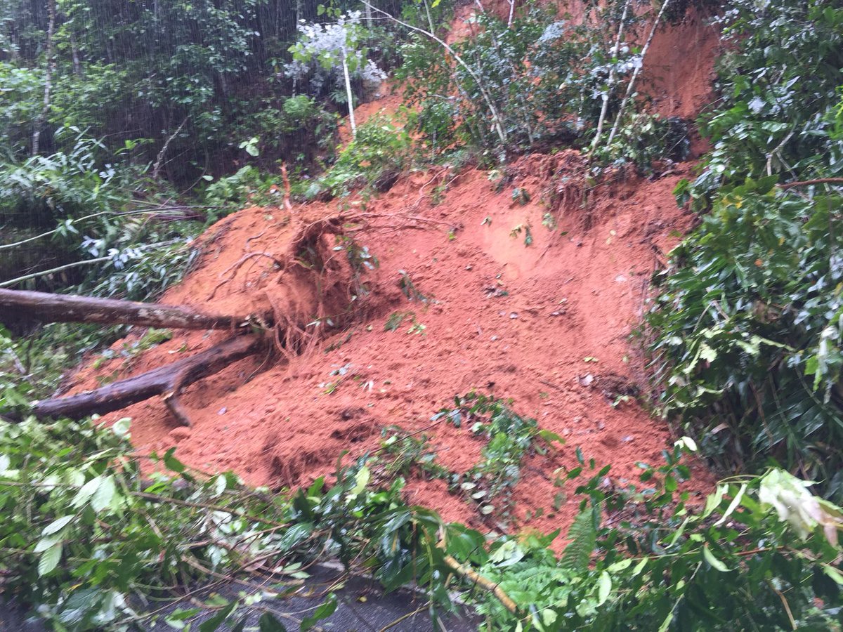 JKRHuPk's tweet photo. Tanah runtuh dan pokok tumbang di Sec 4 - 6 Jalan Sumpitan - Ijok, kerja pembersihan sedang dijalankan. @JKRMalaysia @JKRPERAK https://t.co/zwmLeAdcJw