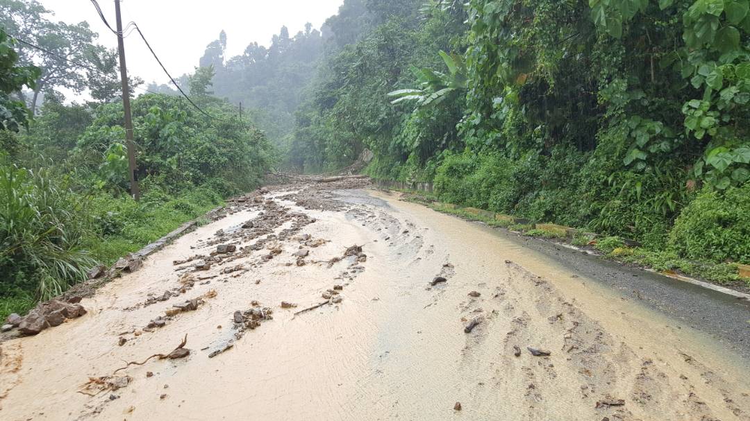 JKRHuPk's tweet photo. Tanah runtuh dan pokok tumbang di Sec 4 - 6 Jalan Sumpitan - Ijok, kerja pembersihan sedang dijalankan. @JKRMalaysia @JKRPERAK https://t.co/zwmLeAdcJw