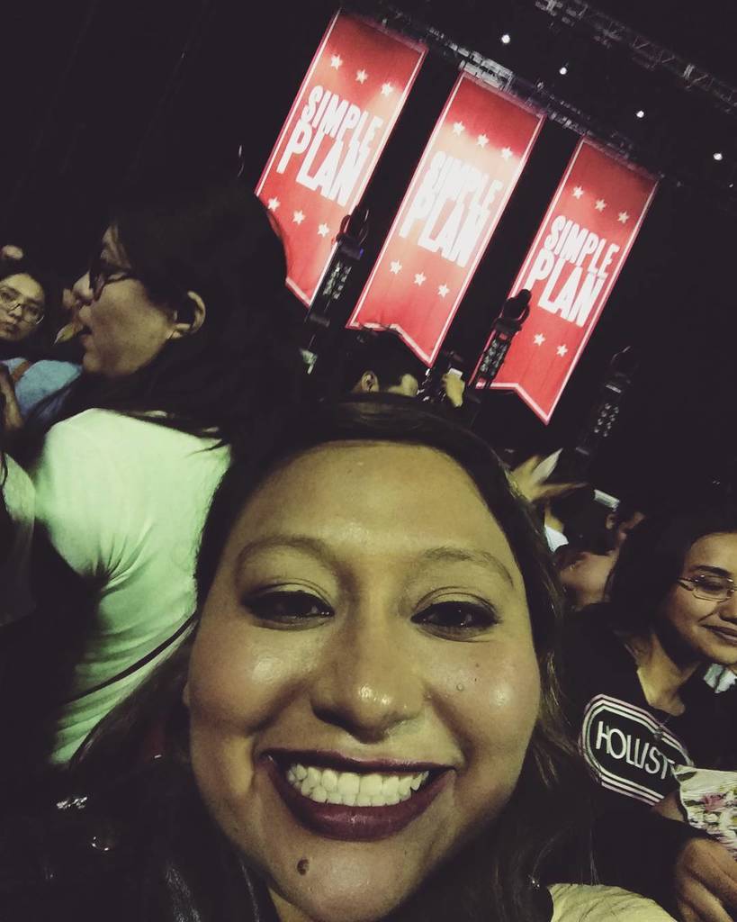 CandieeHauss's tweet photo. At the SIMPLE PLAN concert!!! #simpleplanmexico #simpleplan #highschoolmemories #memories #missoldtimes #lovedthec… https://t.co/EmeEz0yNBc https://t.co/cEOI1To4xT