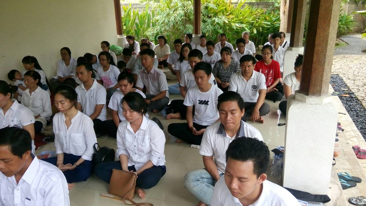 FKMBU_UNUD's tweet photo. [LIVE REPORT]

Sedang berlangsungnya Kathina di Vihara Empu Astapaka, Gilimanuk yang dihadiri oleh anggota FKMBU. https://t.co/HLr6upnQXH