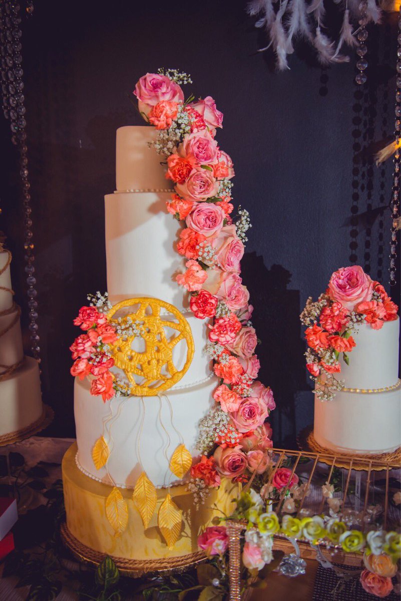EfesCakes's tweet photo. Wedding seasons here! 😄💕 #ediblelove https://t.co/jEDMZOcORZ