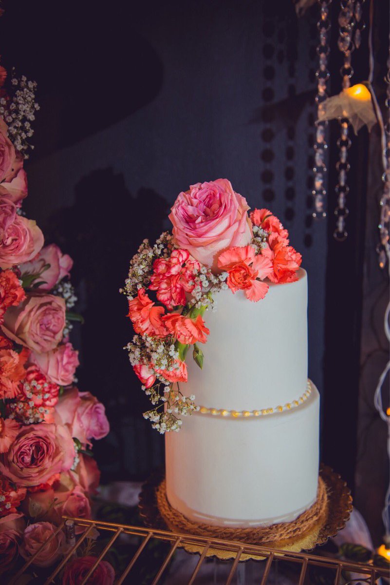 EfesCakes's tweet photo. Wedding seasons here! 😄💕 #ediblelove https://t.co/jEDMZOcORZ