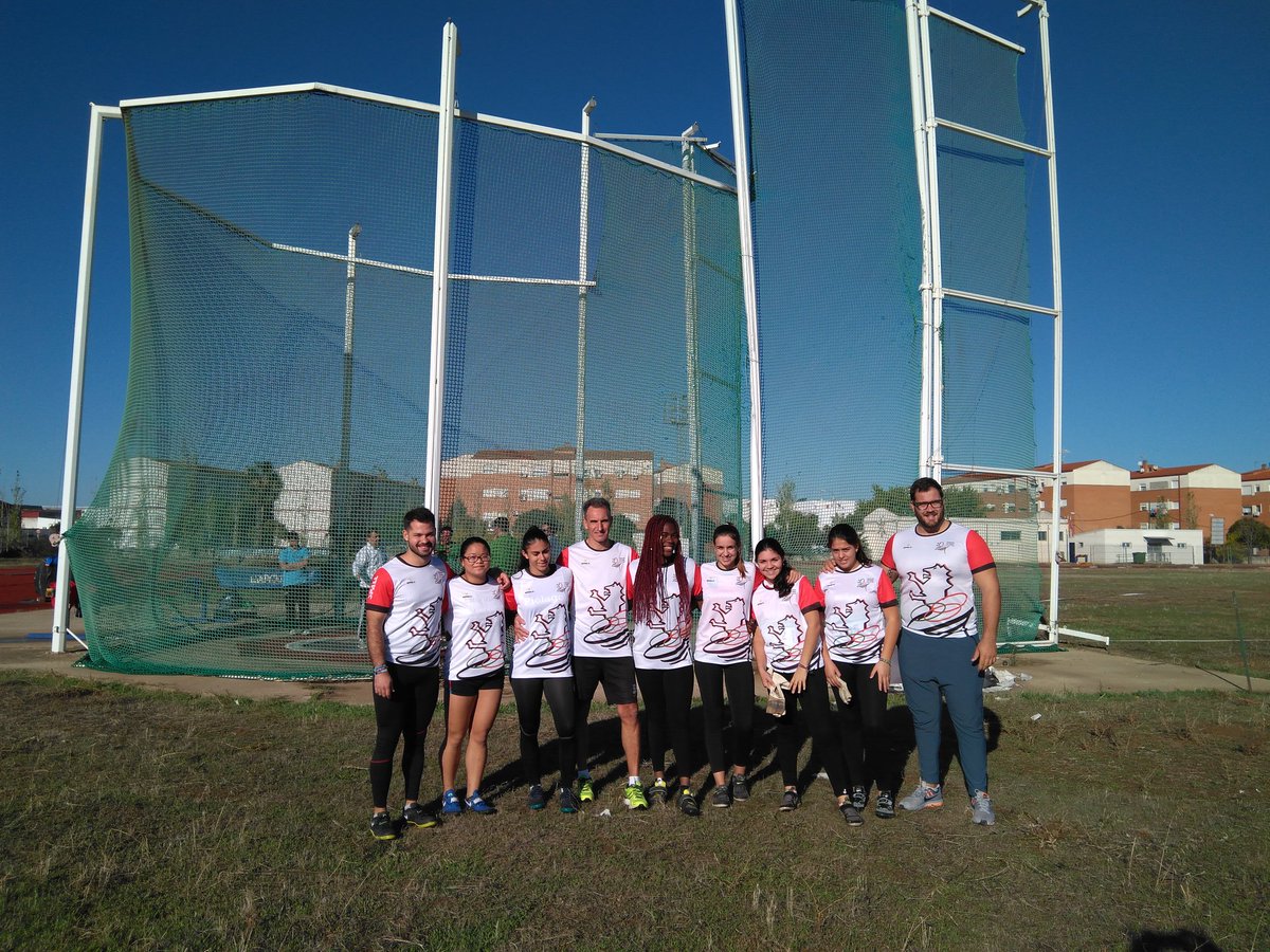 #Atletismoexcelente Foto de grupo previa al control de lanzamientos que tienen los atletas de la concentración