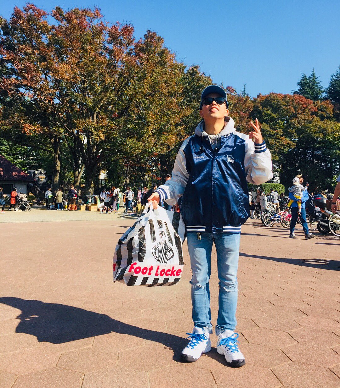 Nobu Twitterissa 何気なく世田谷公園へ行くと まさかのフリーマーケットやってて Tシャツ5枚 ショーパン 靴を 大量にゲット 全部で 7000 特に Nike のバッシュ 買って速攻履きました 先輩にも遭遇できよかった 良き休日 次回 オレも出店したい 笑