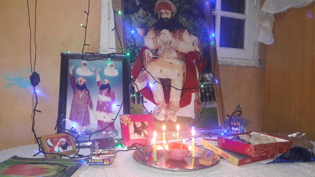 SoodGurcharan's tweet photo. Sai shah mastana g ka avtaar divas ki khushi mnaai pure parivaar sahit feeling blessed by pujniya guru g https://t.co/Yua0irGUK6