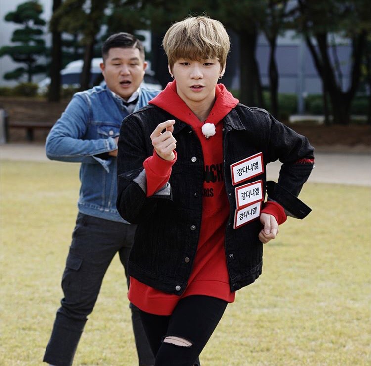 qkftC2Q0JZ21f7p's tweet photo. 주말은강다니엘과함께 #강보스_이름표를지켜줘 런닝맨이름뜯기완전기기대기대 https://t.co/ZJ6DwE0GiR