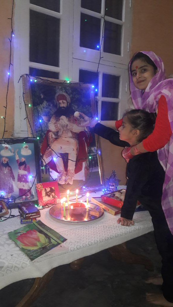 SoodGurcharan's tweet photo. Sai shah mastana g ka avtaar divas ki khushi mnaai pure parivaar sahit feeling blessed by pujniya guru g https://t.co/Yua0irGUK6