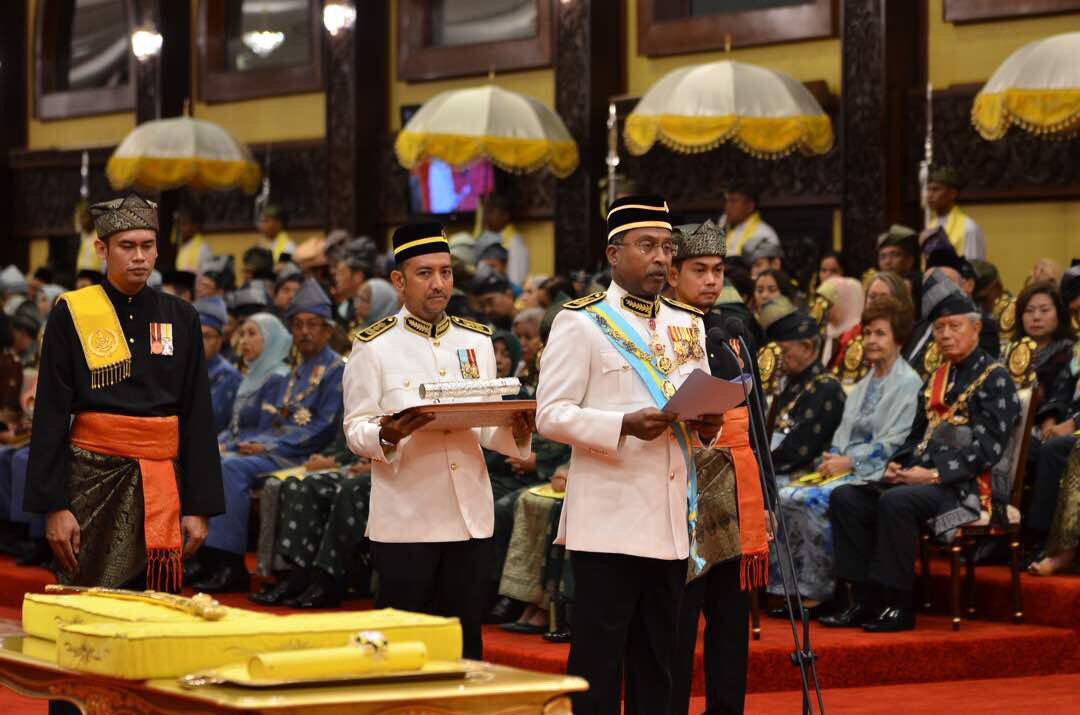 ZambryOfficial's tweet photo. Menyembahkan ucapan taat setia ke Bawah Duli Tuanku Sultan Nazrin Shah sempena Hari Keputeraan Baginda. Dirgahayu Tuanku. https://t.co/AI4tCIZl2N