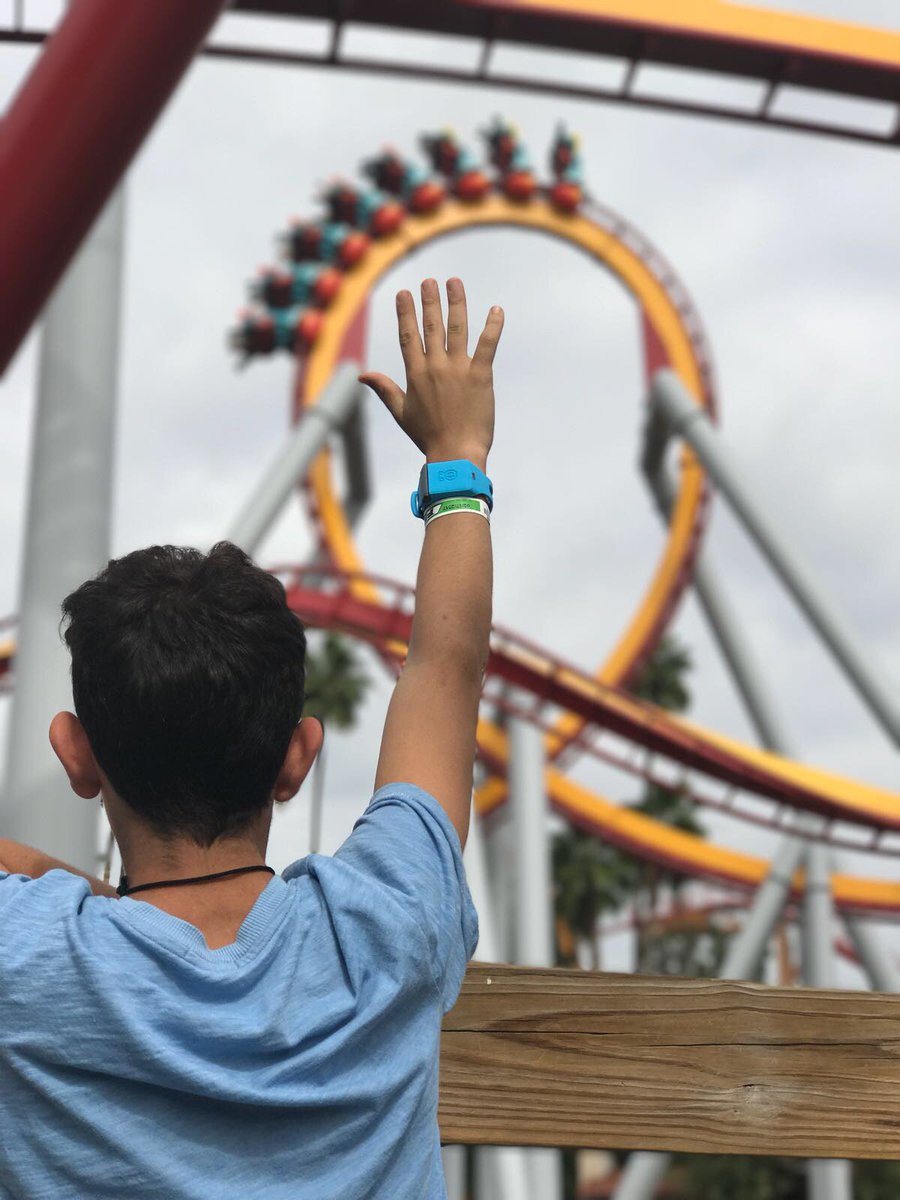 SunzeeLife's tweet photo. SunZee comes in handy when spending a day at a theme park. #sunprotection #sunsmart #sunscreen #coolgirlsdontburn #coolguysdontburn https://t.co/3cILmUCzGl