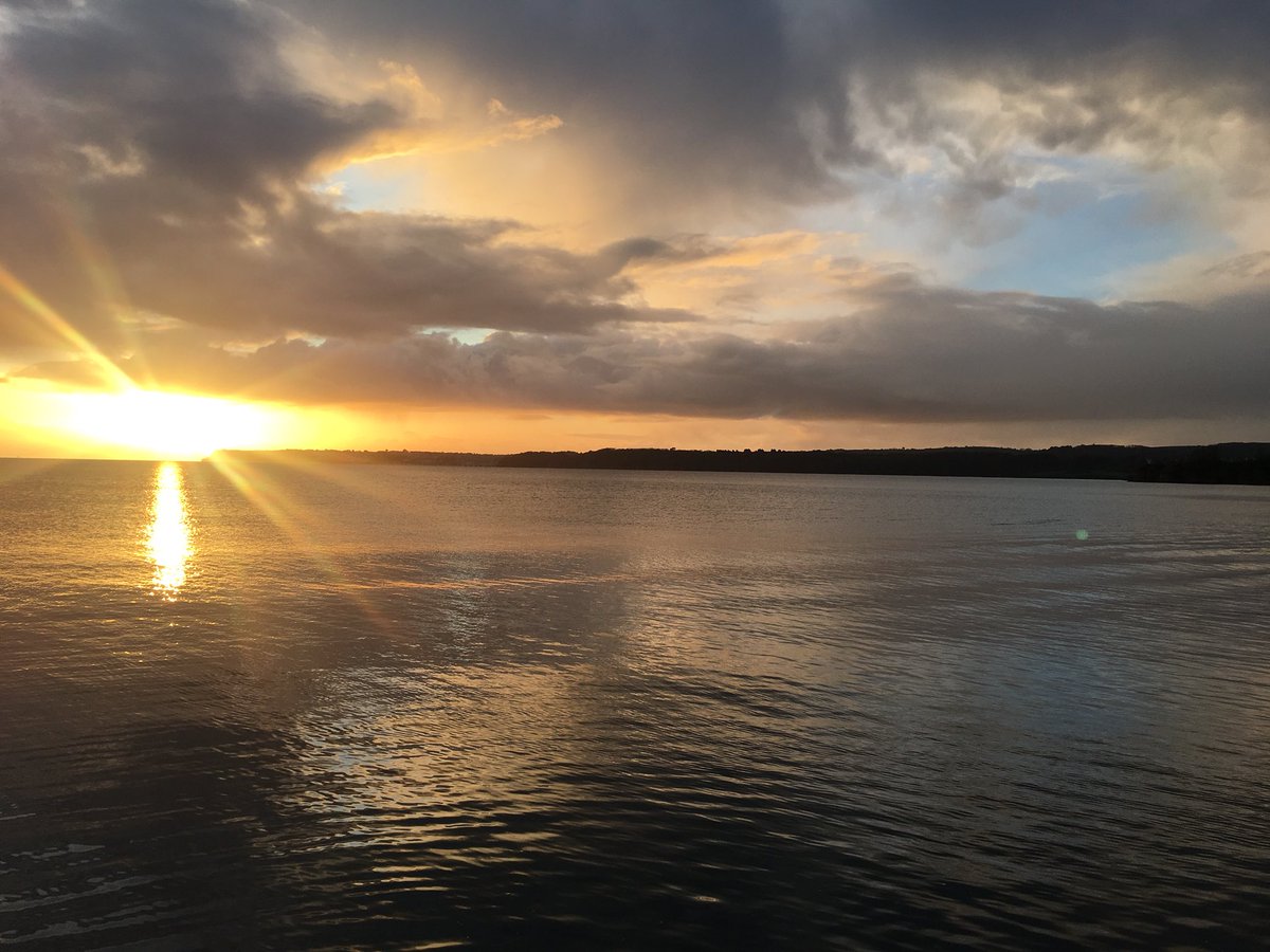beachholidaylet's tweet photo. Sunrise over #Goodrington @GreatDevonDays @visitsouthdevon @SwanwatchUk https://t.co/zf9U2cO3EC