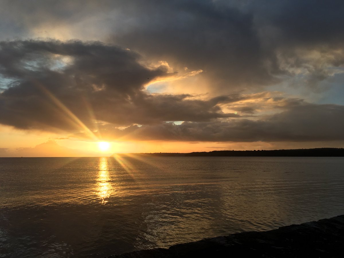 beachholidaylet's tweet photo. Sunrise over #Goodrington @GreatDevonDays @visitsouthdevon @SwanwatchUk https://t.co/zf9U2cO3EC
