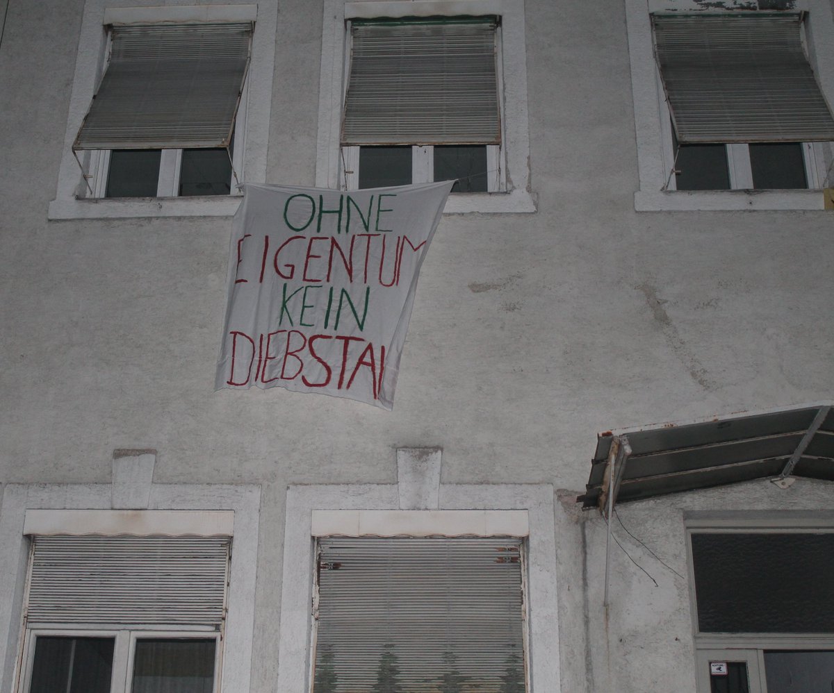 fuer_lau_haus's tweet photo. Durfte in der Bodenseestr. 28 nicht bleiben Aber ich habe ein neues Zuhause gefunden: die Kuvertfabrik in der Landsbergerstr. 444. #squatmuc https://t.co/tfjSOhF3Lr