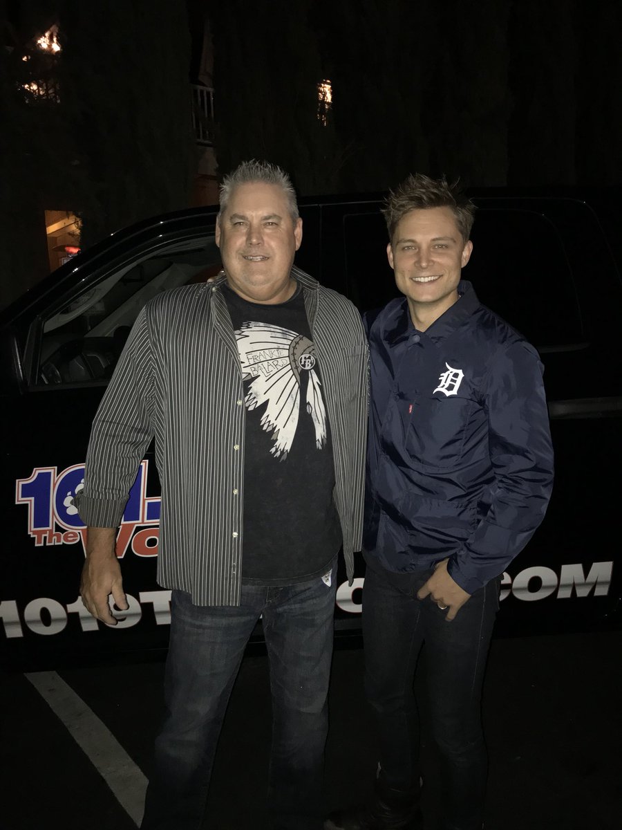 Gmanhall's tweet photo. @FrankieBallard great show tonight brother! #PowerHousePub #Folsom love that you worked in some fantastic new tunes tonight/ until next time https://t.co/CkZHm2aNNx
