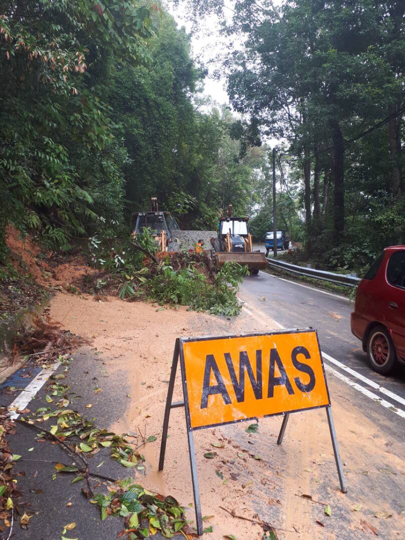 THBM_HQ's tweet photo. 051117 - kini - Team #THBMPenang sedang laksana kerja pembersihan runtuhan tanah di FT 006 sek 44.5 J. #BalikPulau - #TelukBahang #THBMHQ https://t.co/1pySqk0VEP