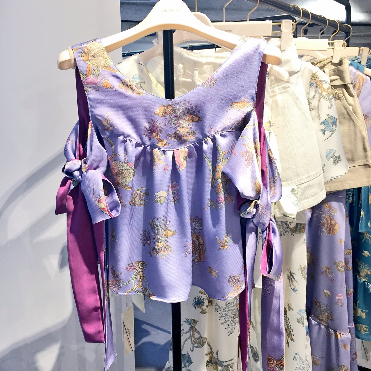 Robe Twitterren リリーブラウン 18ssで編集部が一目惚れしたのはこちら クリアベルトバッグ お魚たち柄 そしてアメリカンコミックpopeyeとのコラボ Tシャツの他 後ろにちらりと見えている Iphoneケース スウェット ワンピースなどが登場します ポップな Robe Twitterren リリーブラウン 18ssで編集部が一目惚れしたのはこちら クリアベルトバッグ お魚たち柄 そしてアメリカンコミックpopeyeとのコラボ Tシャツの他 後ろにちらりと見えている Iphoneケース スウェット ワンピースなどが登場します ポップな