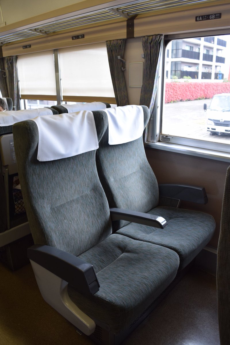 ろくいち ちなみに185系の普通車は0番台 0番台でも座席自体に大きな差は無いんですよね 踊り子でもはまかいじでもムーンライトながらでも基本的にこの座席なのですが 長時間乗車するのはあまり向いてないのがなんとも T Co Lr7dzvrsj1 Twitter