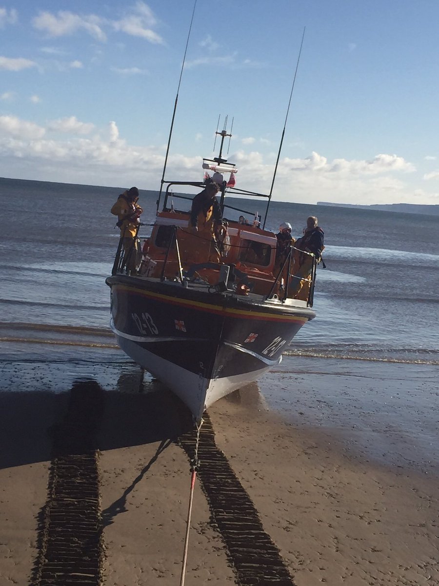 FILEYLIFEBOATS's tweet image. A couple of pictures taken by Barry Robson at this morning's exercise. Getting ready to launch and recovering back to the beach.