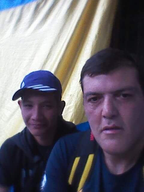 MiguelAngCap's tweet photo. #SuperclasicoTN
Una foto con mi sobrino, también bostero. Le dije que si hoy ganabamos no lo iba a violar por un mes. https://t.co/fufEAItDWJ