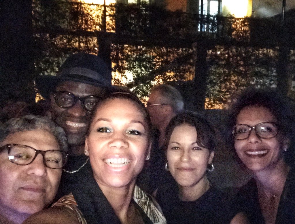 AbidjanLit's tweet photo. Pluie de mercis aux intervenants #AteliersDeLaPensee. @amabanckou, #CeciNEstPasUnSelfie #AbidjanLit, c'est une histoire d'humanité #adlp2 https://t.co/Hqhl3odxeZ