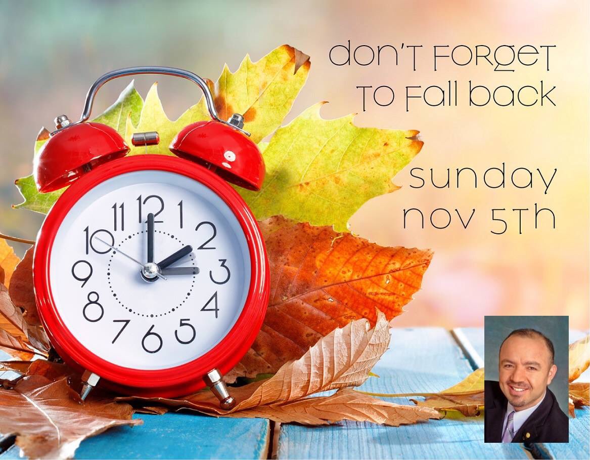 Deeceylan's tweet photo. Fall back weekend.
Don’t forget to change your clocks back 1 hour today. #fallback2017 #checkyoursmokedetector #extrasleep #daylightsavings https://t.co/VPMxFqldBi
