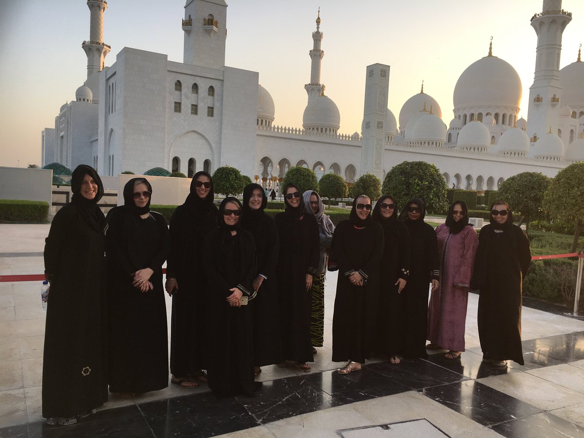 ThePeopleAwards's tweet photo. All the ladies ready for a visit to the Grand Mosque #abudhabitpa https://t.co/5yp5Byeu8a