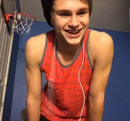 SiMonkeys_'s tweet photo. Happy little Simon. This was back in January of 2015!! Wow! #simonkeys #simonbritton https://t.co/gSzCawQX17 https://t.co/jJojTCJsh2
