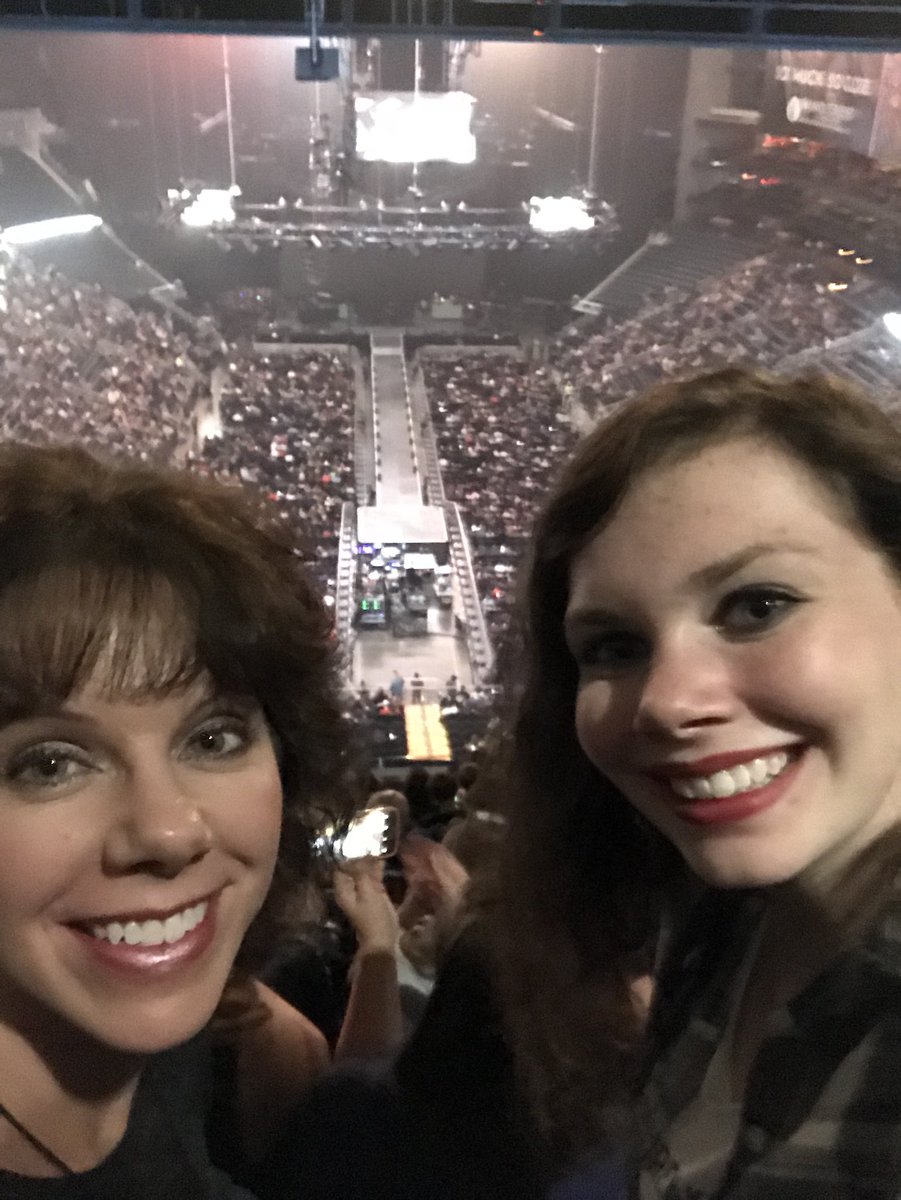 coopercourt2115's tweet photo. “Thnks fr th Mmrs!” You’re an “American Beauty!” @AlexSchlottman #falloutboy #MANIATour https://t.co/0O4OY3nWoU