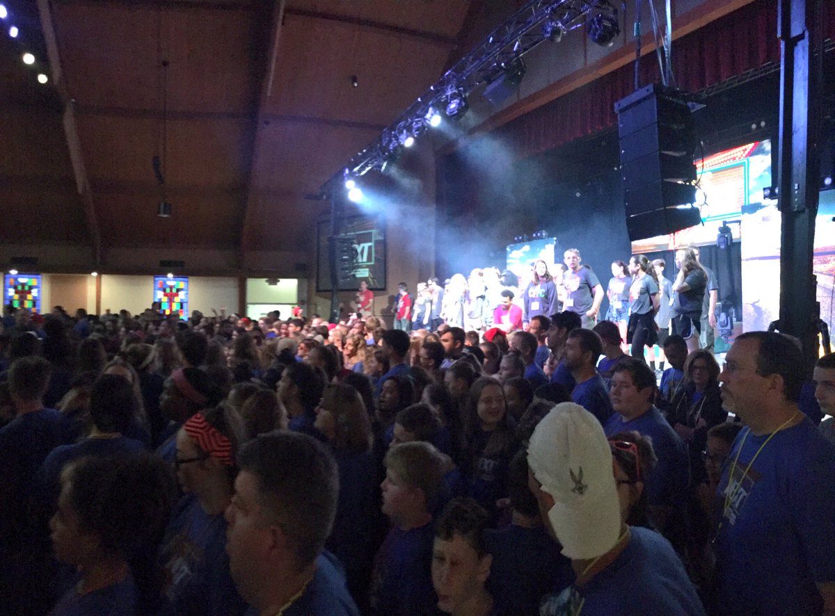 LivingLoveYouth's tweet photo. Ever tried to get a group photo with almost 600 people? This is what it looks like... #MSYG2017 https://t.co/HxGoRDbSun