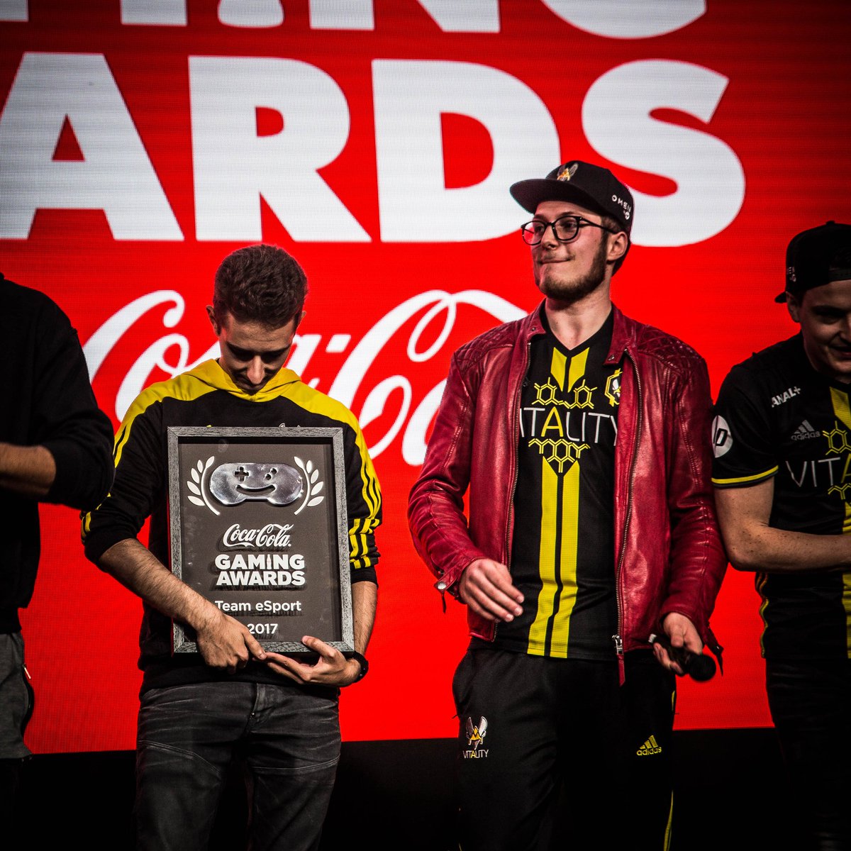 TeamVitality's tweet photo. Merci à tous pour votre soutien énorme et de nous avoir élu équipe esport de l'année, vous êtes fantastiques ! 💛 #VforVictory #CCGA2017 https://t.co/PCbA38bJJN