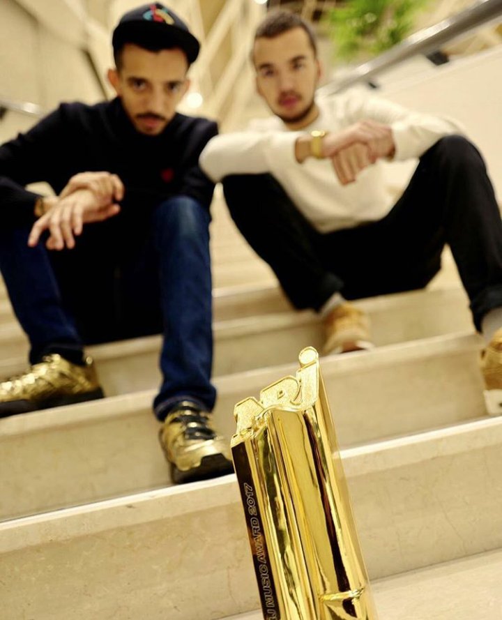 Quentinpbl's tweet photo. Un petit freestyle pour votre trophée aux NMA ? 😊 @bigfloetoli #NRJMusicAwards #Teamvisio #Visionnaire https://t.co/23LfiO4MZF