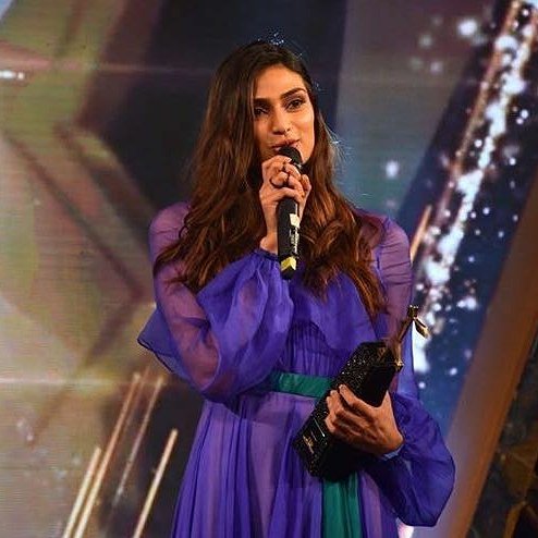 jewelsbypreeti's tweet photo. Happy birthday@athiyashetty withthetrophiesdesignedand sponsoredby#jewelsbypreeti#jewellerydesigner #swarovski#gold#tanagram #trophypartner https://t.co/QqWPMmXEal