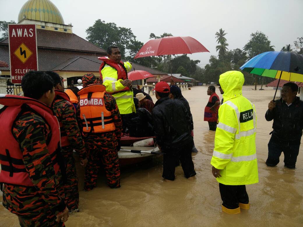 relamalaysia's tweet photo. Anggota @Rela_Perak bertugas di Pusat Pemindahan Dwn Org Ramai Kg. Sumpitan, Kg. Banggol Batu &amp; Kg. Gelok @alwi_ibrahim59 @zulkifliabidin https://t.co/cgRPorPzcl