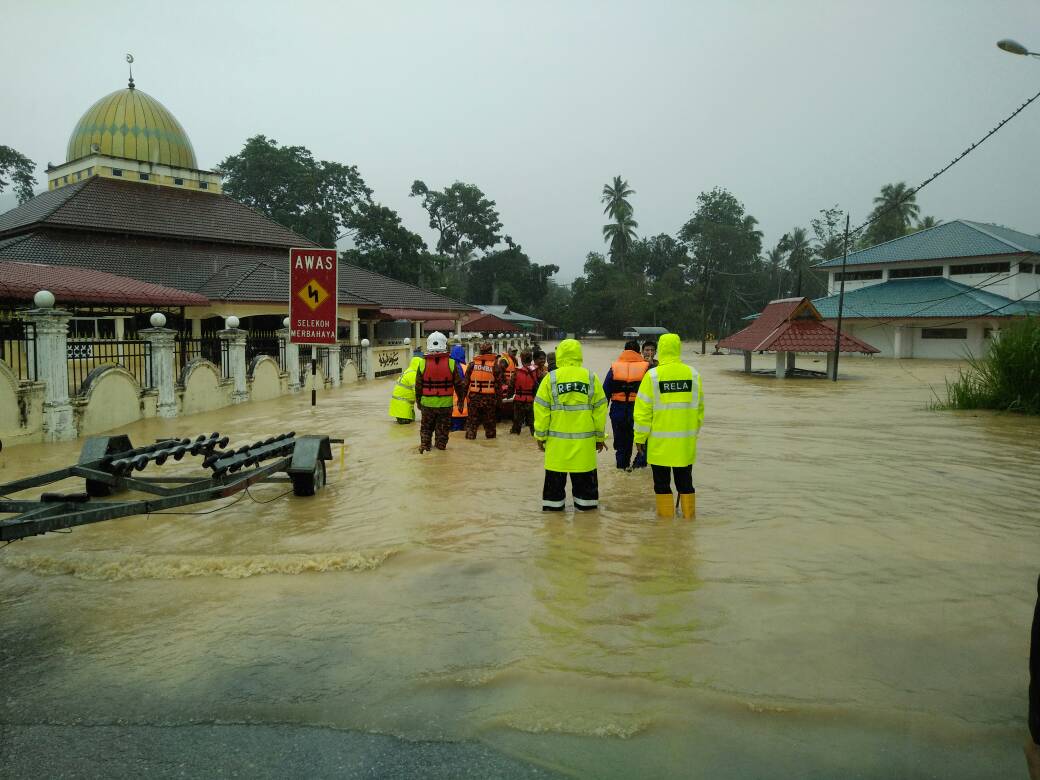 relamalaysia's tweet photo. Anggota @Rela_Perak bertugas di Pusat Pemindahan Dwn Org Ramai Kg. Sumpitan, Kg. Banggol Batu &amp; Kg. Gelok @alwi_ibrahim59 @zulkifliabidin https://t.co/cgRPorPzcl