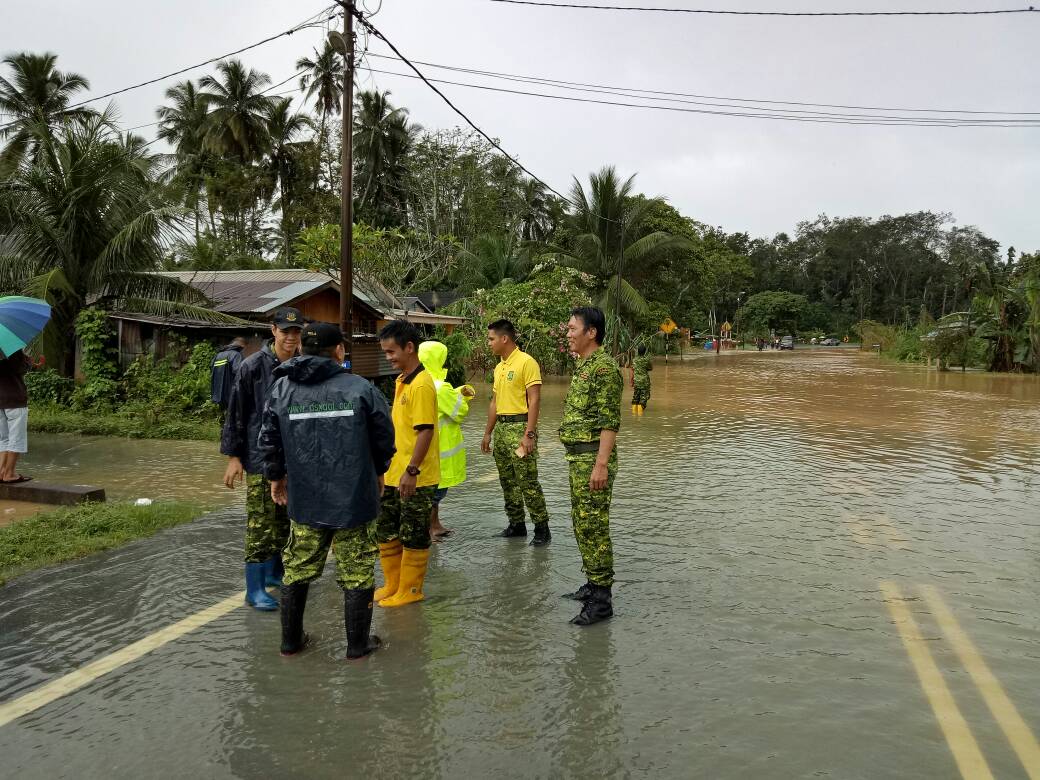relamalaysia's tweet photo. Anggota @Rela_Perak bertugas di Pusat Pemindahan Dwn Org Ramai Kg. Sumpitan, Kg. Banggol Batu &amp; Kg. Gelok @alwi_ibrahim59 @zulkifliabidin https://t.co/cgRPorPzcl