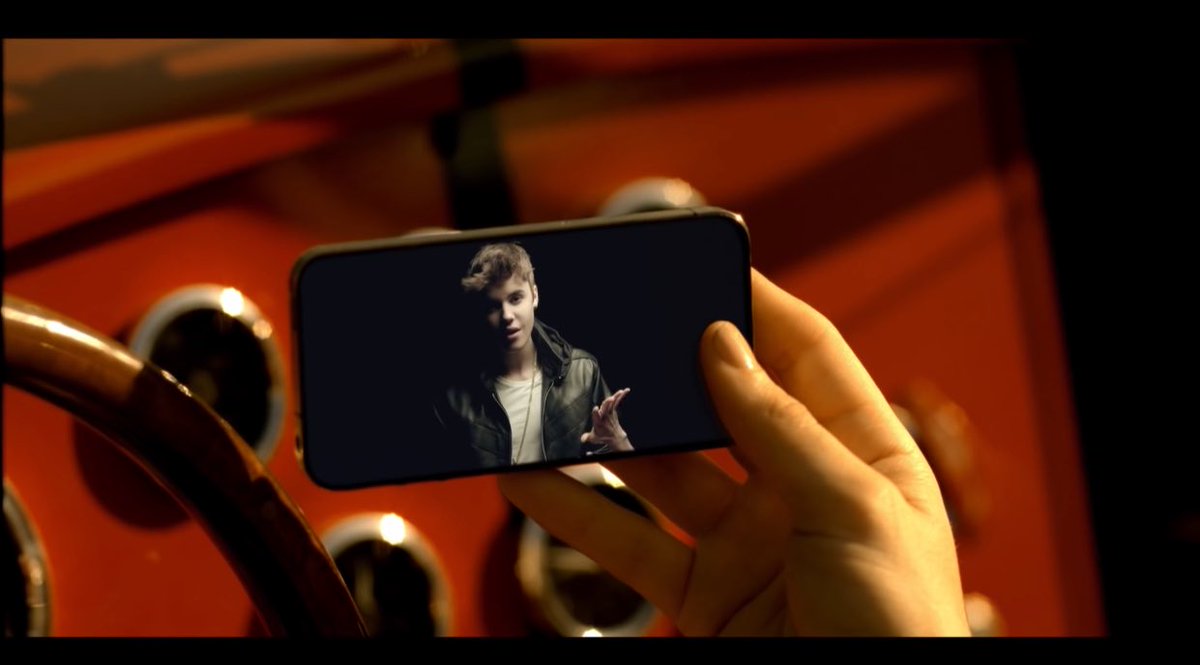 Bizzs17's tweet photo. ชายผู้นำเทคโนโลยี iPhone X มีมาตั้งแต่ เพลง boyfriend ละเด้อ https://t.co/7igYaMgOYj