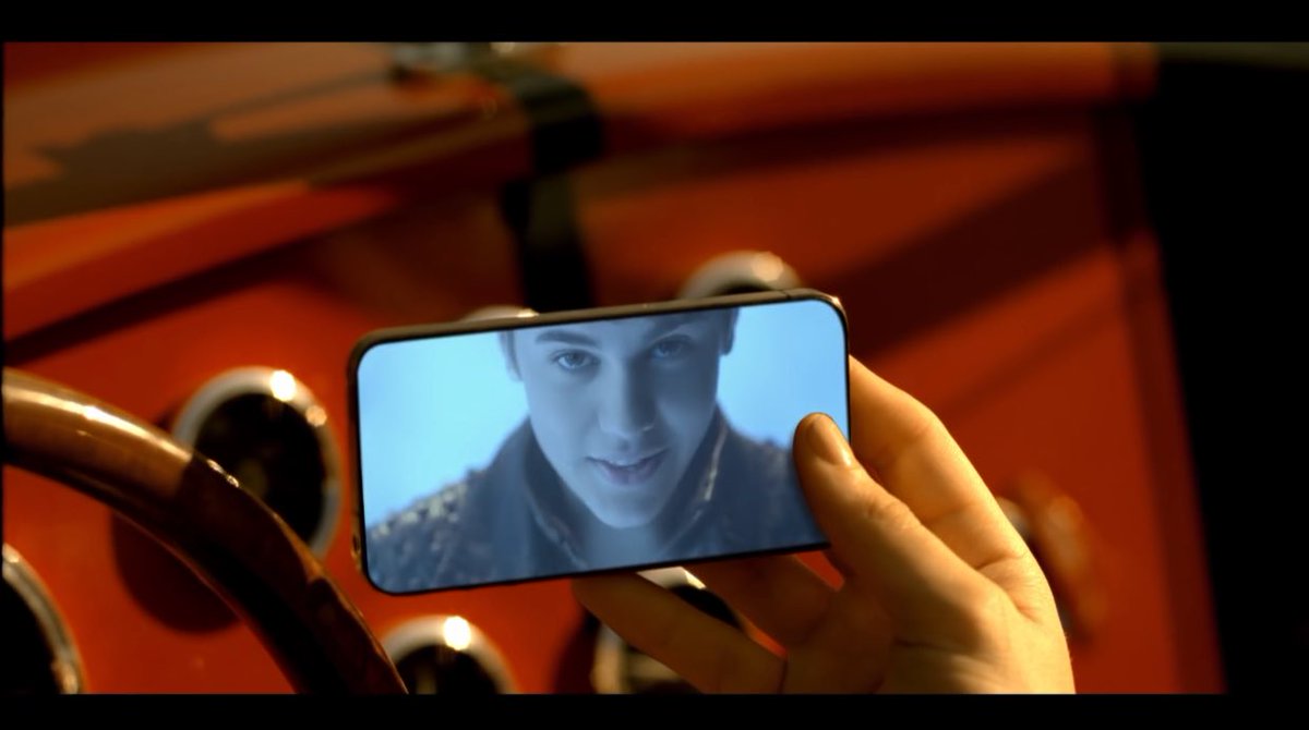 Bizzs17's tweet photo. ชายผู้นำเทคโนโลยี iPhone X มีมาตั้งแต่ เพลง boyfriend ละเด้อ https://t.co/7igYaMgOYj