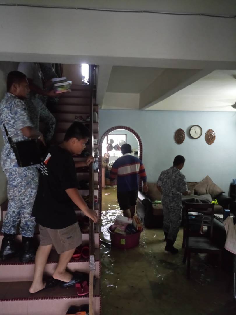 Dalam apa jua keadaan,  #NavyPeople #prihatin bagi meringankan bebanan yg dihadapi oleh mangsa 
#banjirpenang
#PrayForPenang 
#kebajikan