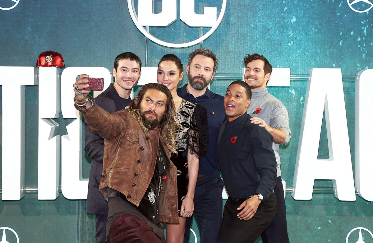 Gal_Gadot_Daily's tweet photo. November 4 -  'Justice League' photocall in London #GalGadot #JusticeLeague 
More : https://t.co/kpbYV63B9s https://t.co/dCOpMc8Bod
