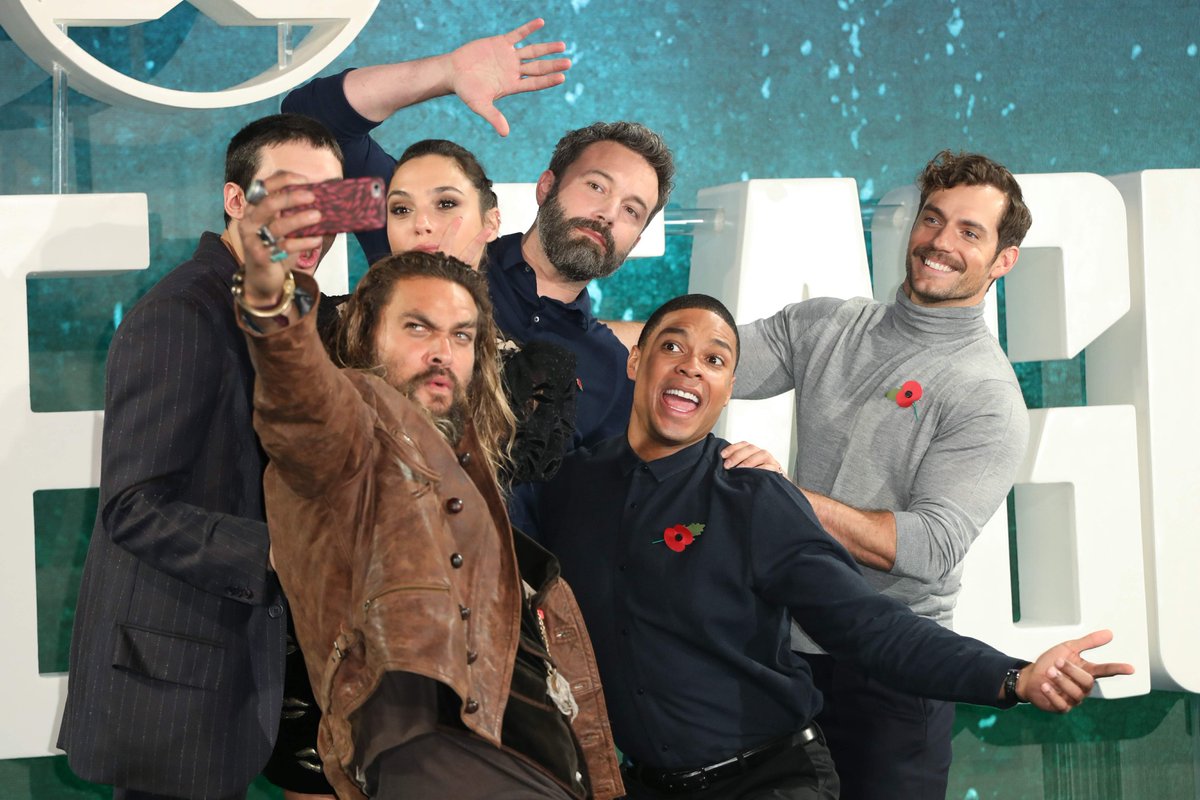 Gal_Gadot_Daily's tweet photo. November 4 -  'Justice League' photocall in London #GalGadot #JusticeLeague 
More : https://t.co/kpbYV63B9s https://t.co/dCOpMc8Bod